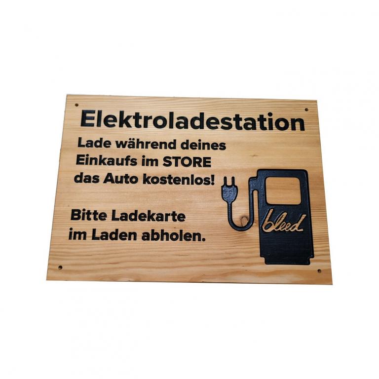 Holzschild E-Ladestation