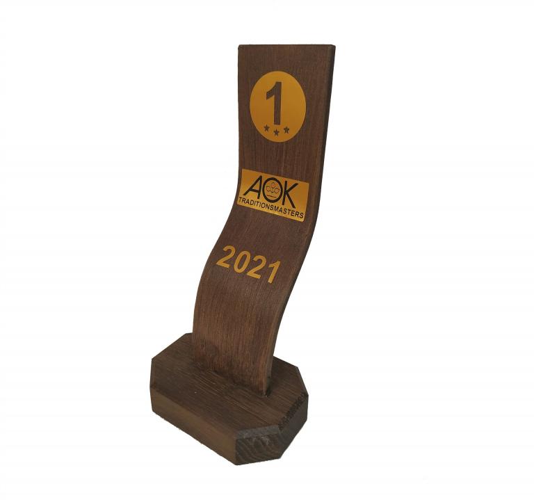 Holzpokal geschwungen