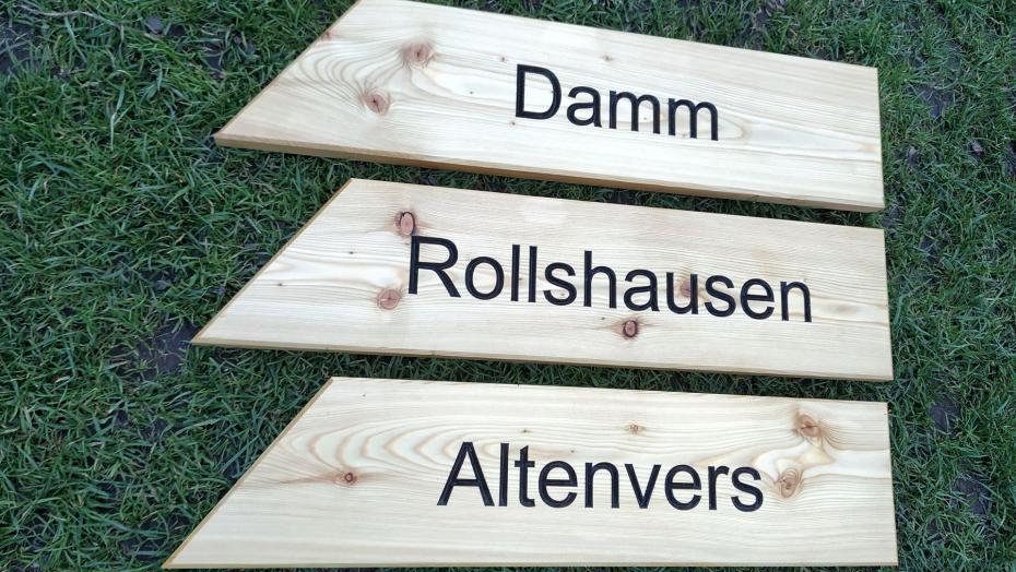 Wegweiser aus Lärche